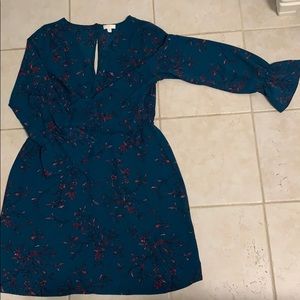 I am selling this beautiful never worn dress.